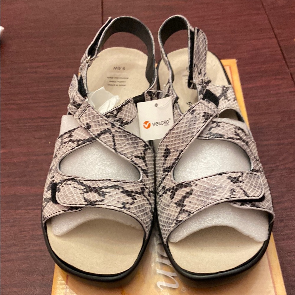 Barefoot Freedom Gray and Black Sandals - Picture 9 of 9